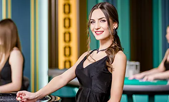 Sân vận động bóng đá với cầu thủ đang thi đấu